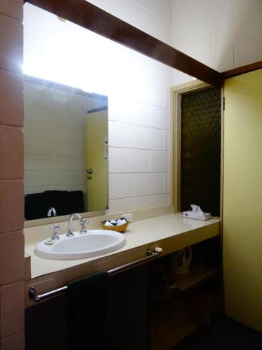 Un baño de Coal Creek Motel
