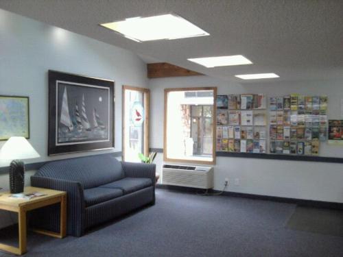 Ein Sitzbereich in der Unterkunft Quail's Nest Inn & Suites
