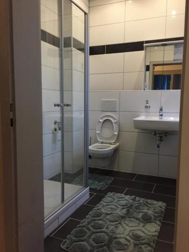 Ein Badezimmer in der Unterkunft Jujhar's Gästehaus