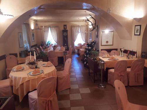 uma sala de jantar com mesas e cadeiras num edifício em Hotel Mance em Brod na Kupi