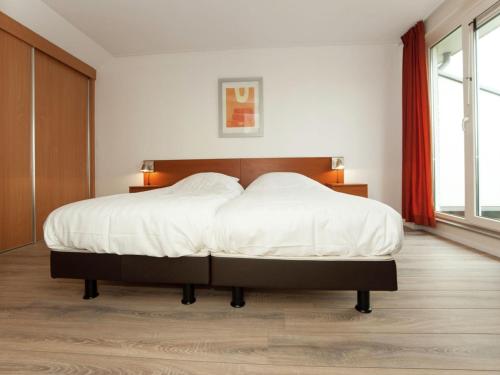 Een bed of bedden in een kamer bij Beautiful wellness house with a solarium, in a water area