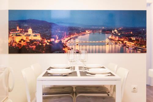 einen weißen Esstisch mit Blick auf eine Brücke in der Unterkunft Bright 2BR&AC apt at Astoria in Budapest