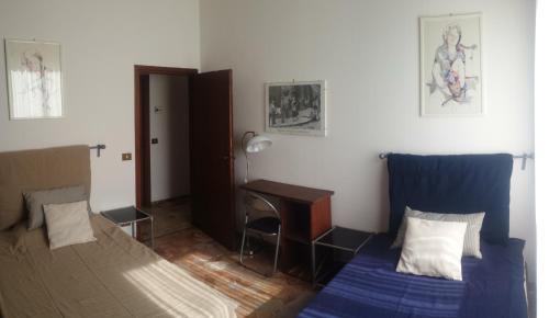 フィレンツェにあるB&B Jacopinoのベッドルーム1室(デスク、ベッド1台、デスク付)