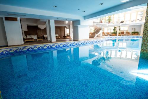 a large swimming pool in a building at Snezhanka Hotel Pamporovo-All inclusive & Half Board in Pamporovo