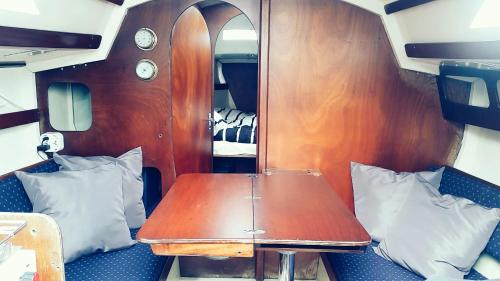 - une table à l'arrière d'une chambre avec des oreillers dans l'établissement City Sailing, à Amsterdam