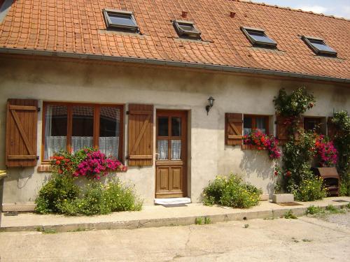 une maison avec des fleurs devant dans l'établissement Les croisettes, à Campagne-lès-Boulonnais