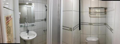 biała łazienka z umywalką i toaletą w obiekcie Sun Moon Lake Youth Hostel w mieście Yuchi