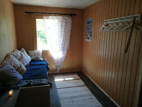 een kleine kamer met een bed en een raam bij ILO103 in Huhus