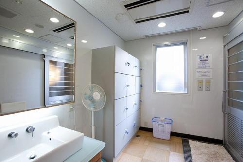 Super Hotel JR Shin-Osaka Higashiguchi tesisinde bir banyo