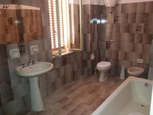 ロッサーノにあるB&B Oliveto Longoのバスルーム(洗面台、トイレ、バスタブ付)