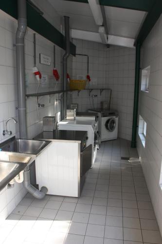 Kuchyňa alebo kuchynka v ubytovaní de Goede Ree Huisje 1 en 2 - No Companies