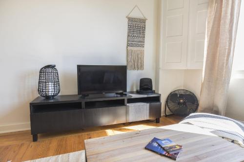 Bonsai Light & Comfort Flat by LovelyStay