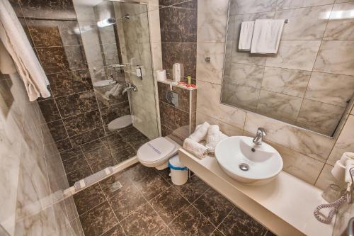 Koupelna v ubytování Sofia Hotel