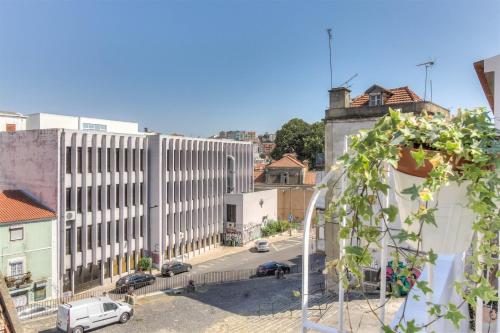 リスボンにあるThe New Terrace Lisbonの建物のある街並み