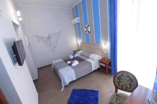 una piccola camera con letto e tavolo di B&B Empedocle a Porto Empedocle