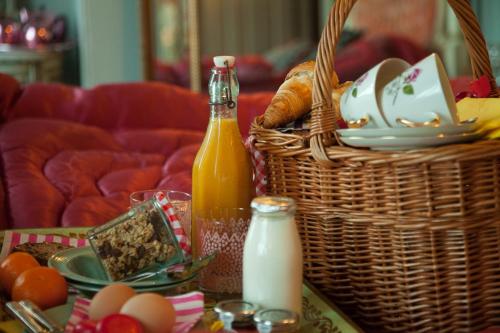 una cesta de pan y una botella de leche en una mesa en La Rosa Hotel, en Whitby