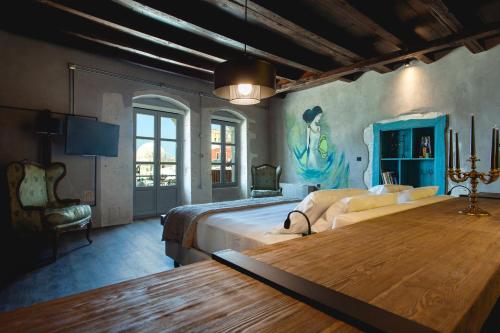 - une chambre avec un grand lit et une table dans l'établissement Chania Inn, à La Canée