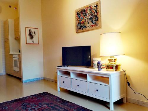 soggiorno con cassettiera bianca e lampada di Brezzolina Apartment with parking a Bitonto