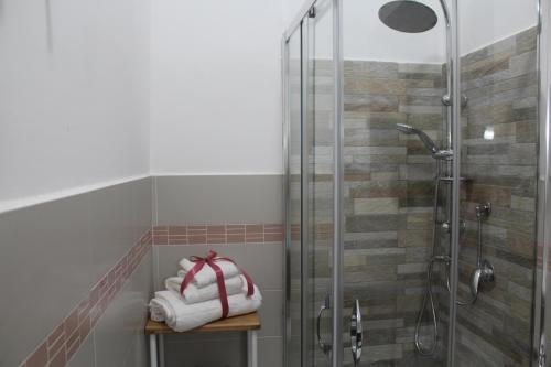 a shower with towels on a shelf in a bathroom at Il Rifugio d'aMare in Agropoli
