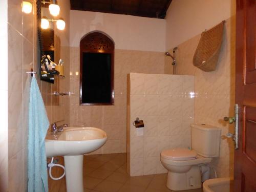 a bathroom with a toilet and a sink at Villa Sunrise in Tangalle