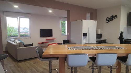 un salon avec une table, des chaises et un canapé dans l'établissement La Villa Geiss, à Épernay