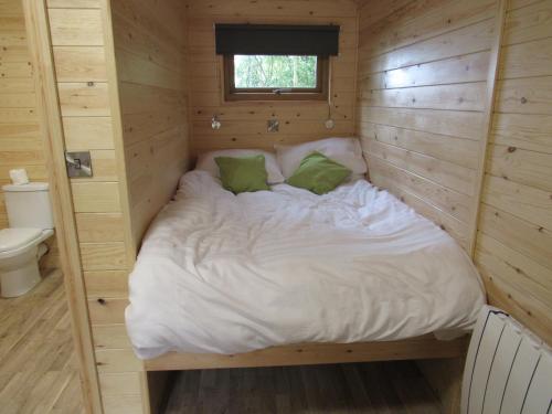 Ένα ή περισσότερα κρεβάτια σε δωμάτιο στο Riddings Wood lodges