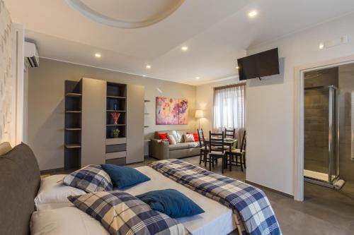 ein Schlafzimmer mit 2 Betten und ein Wohnzimmer in der Unterkunft Dimora Ciociola in Manfredonia