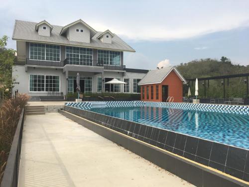 The swimming pool at or close to Sangchan Garden at Kaeng Krachan