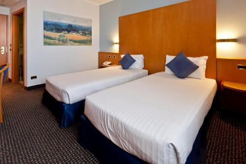 a hotel room with two beds in a room at UNA HOTELS Occhiobello in Occhiobello
