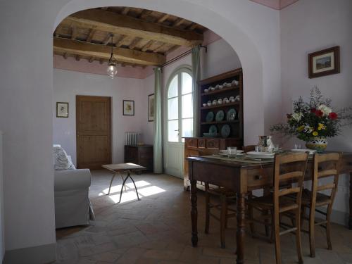 uma sala de estar com uma mesa e um sofá em Agriturismo Podere Gianmaria em Castiglioncello