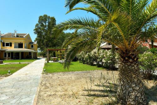 Κήπος έξω από το Antonia Beachfront Villa