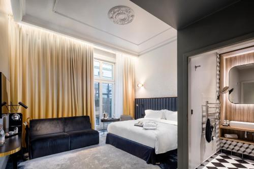 Llit o llits en una habitació de Hotel Century Old Town Prague - MGallery Hotel Collection