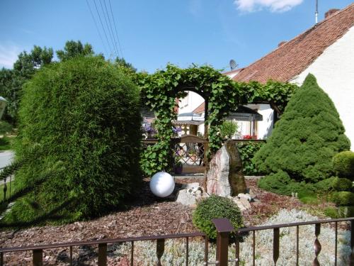 a garden in front of a house at Hotel & Pension Aßmann in Hochkirch