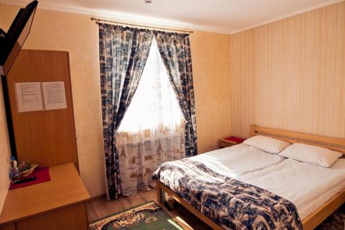 En eller flere senge i et værelse på Filvarok Hotel