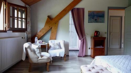 A seating area at Maison D'hôtes Les Coquelicots