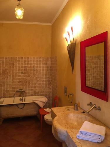 サン・サテュルナン・ダプトにあるLa Maison des Couleursのバスルーム(バスタブ、洗面台、トイレ付)