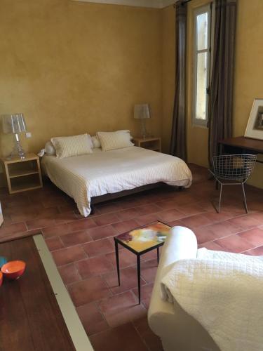 a living room with two beds and a couch at La Maison des Couleurs in Saint-Saturnin-lès-Apt