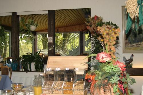 En restaurant eller et andet spisested på Café und Pension Höpen Idyll