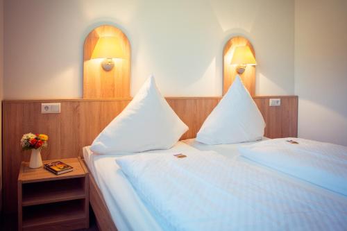 سرير أو أسرّة في غرفة في Seepark Wolfswinkel