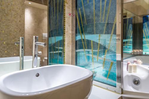 a bathroom with a tub and a sink and a bath tub at Ca' Dei Dogi in Venice