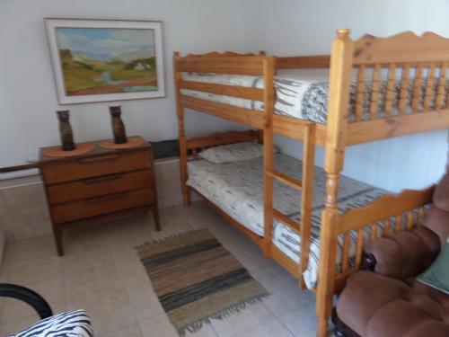 1 dormitorio con 2 literas y escritorio en Ko rus n biekie, en Hartenbos