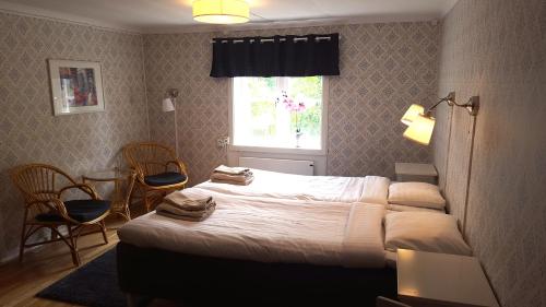 a bedroom with a bed with two towels on it at Långshyttans Brukshotell in Långshyttan