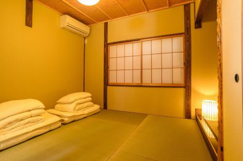 一棟まるまる貸切宿 10名様まで Guesthouse Gokurakudo 객실 침대