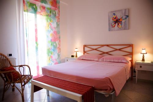 ein Schlafzimmer mit einem großen Bett und einem Fenster in der Unterkunft Siciliaiu in Mondello