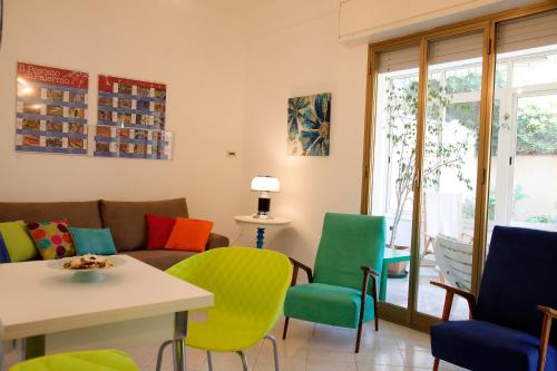 ein Wohnzimmer mit bunten Stühlen und einem Sofa in der Unterkunft Siciliaiu in Mondello