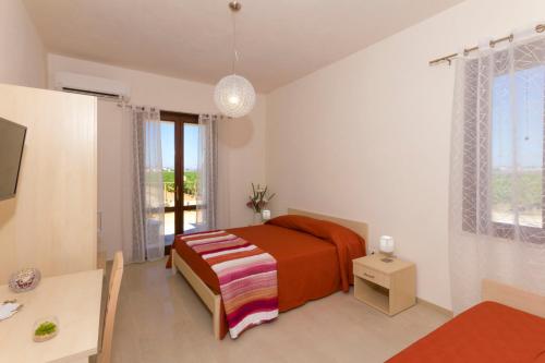 - une chambre avec un lit et une table dans l'établissement Villa Elios Guesthouse, à Birgi Vecchi