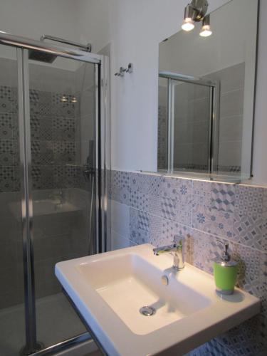 y baño con lavabo y ducha. en Blu Maris Sicilia Guesthouse en Marina di Ragusa