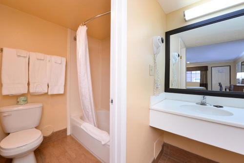 Kylpyhuone majoituspaikassa Americas Best Value Inn - Azusa/Pasadena