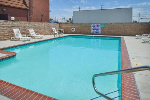 The swimming pool at or close to Americas Best Value Inn - Azusa/Pasadena