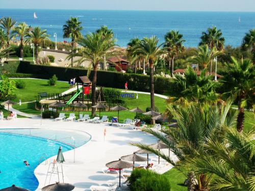 Bazén v ubytovaní atico en Las Americas Islantilla primera línea de playa alebo v jeho blízkosti